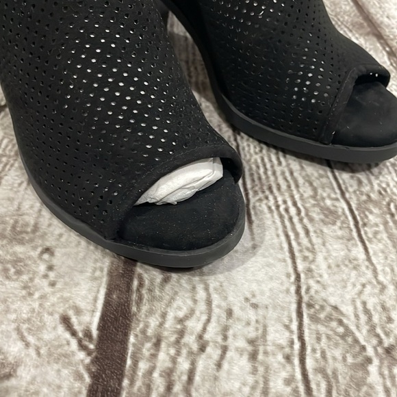Lindsay Phillips Ansley Bootie Size 6 - Picture 2 of 7